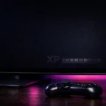 Detalle de pantalla OLED mostrando negros perfectos y prevención de quemado de imagen.